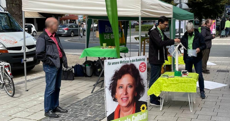 Wahlwerbung mit Windrad und Wurzelgemüse